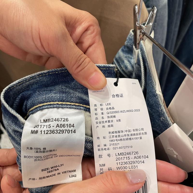 服装吊牌特写 理性消费 后悔购物