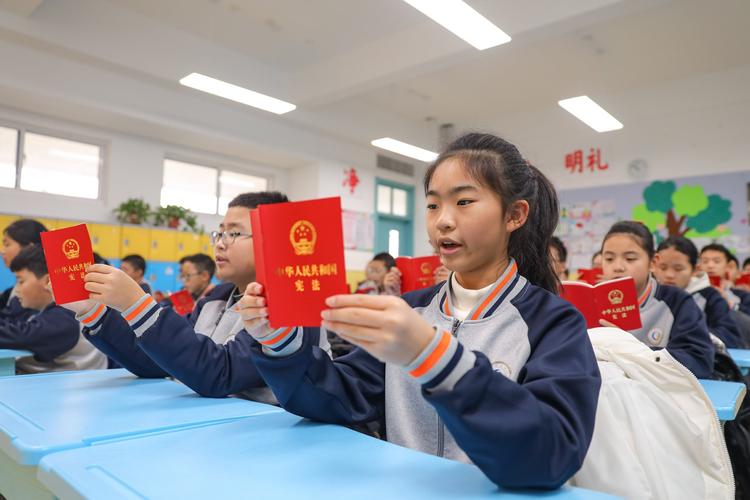 小学生在宪法晨读活动中朗读宪法读本