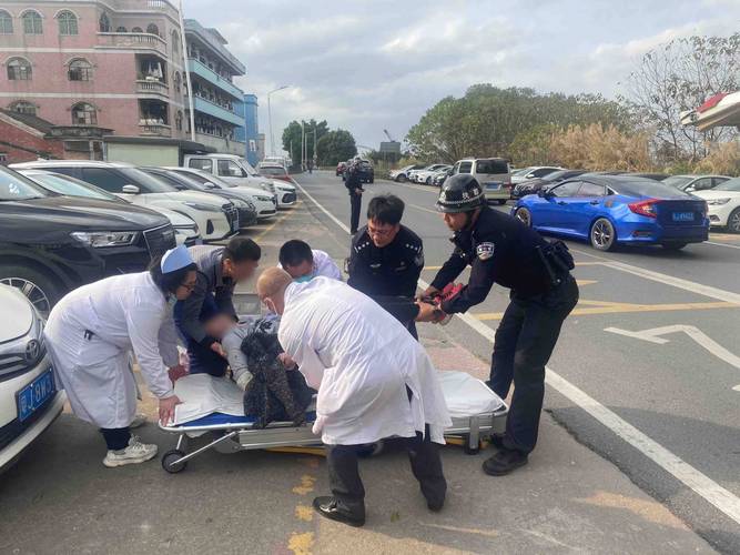 司机闯红灯送急救病人的紧急避险场景图
