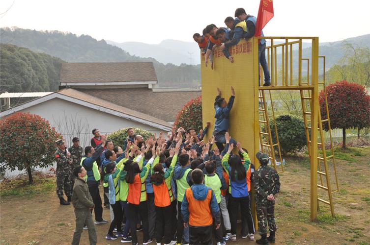 企业户外拓展训练学员攀爬毕业墙现场