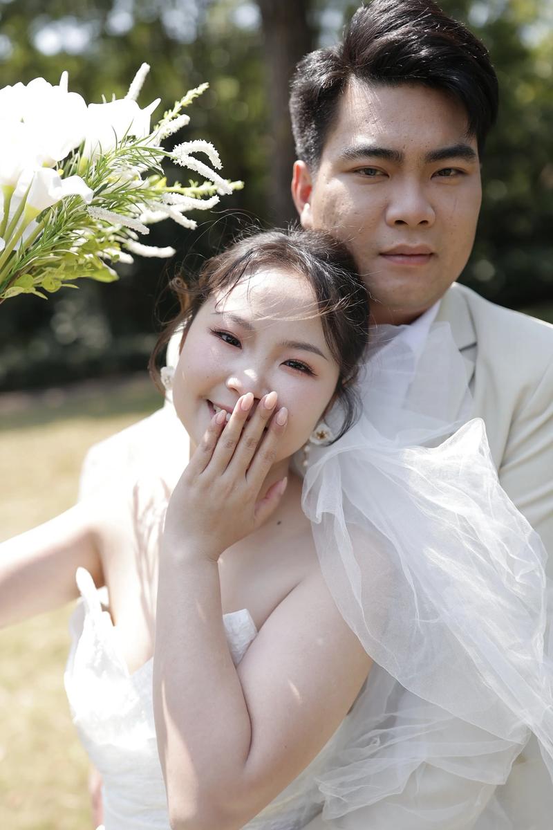 纪实婚纱照电影感调色前后对比图 自然与精致
