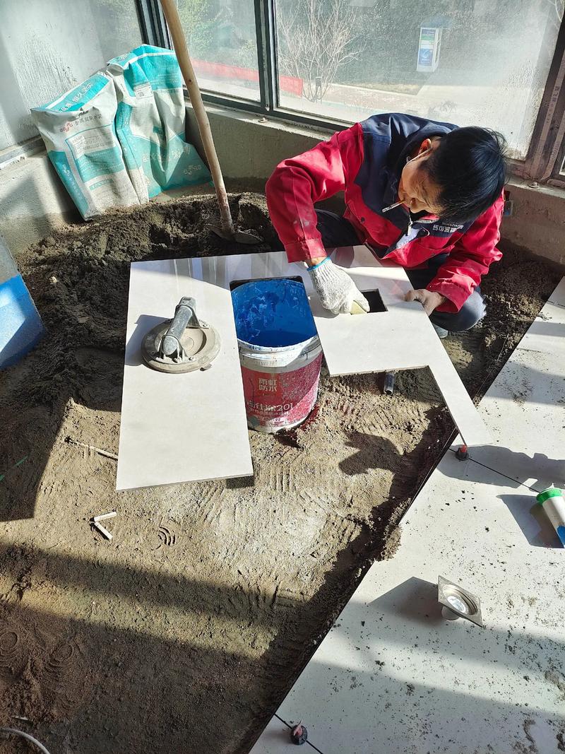 瓦工师傅正在水泥砂浆上安装过门石