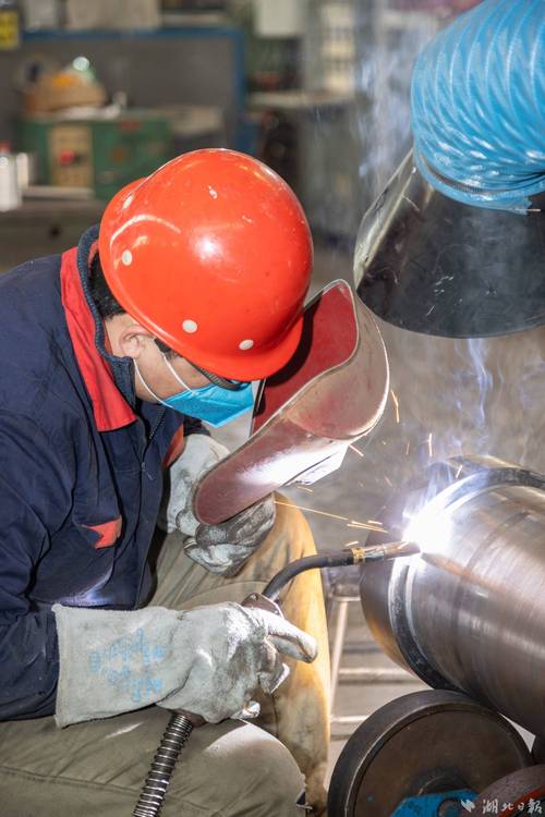 工厂车间工人电焊作业背影