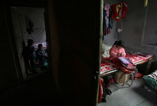 城市小区阳台独自等待家长的留守儿童