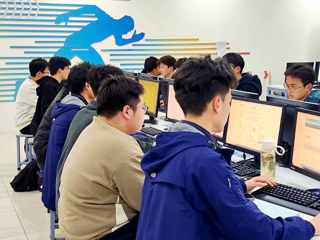 高中毕业生志愿填报电脑操作场景