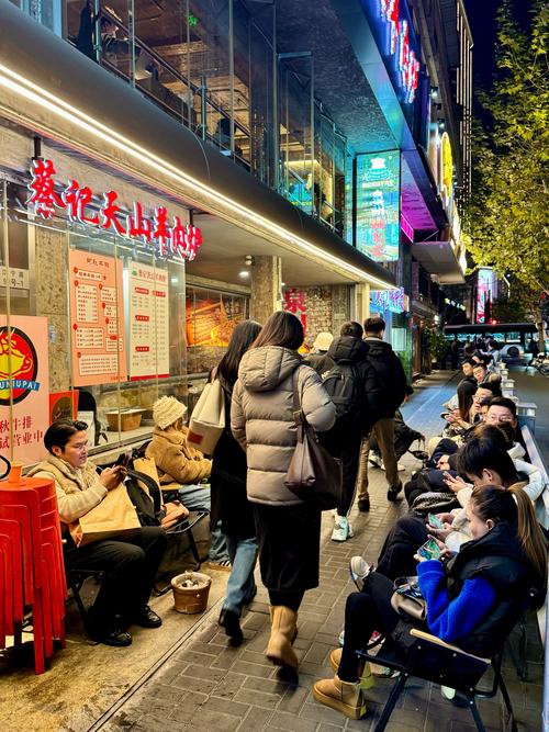 上海某网红面馆招牌与店内排队人群对比