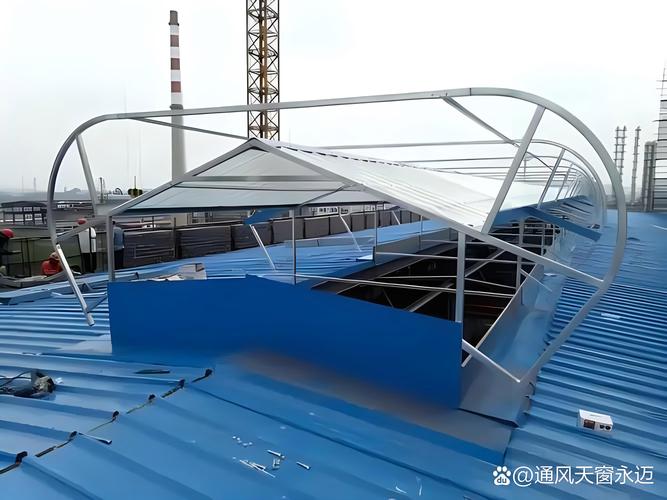 闷热混乱的工业厂房通风不良实拍图