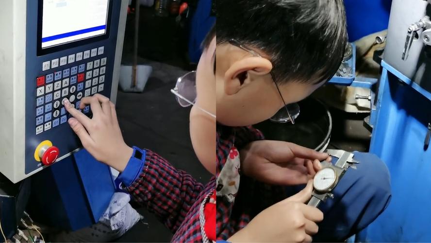 小孩在父亲指导下操作小型数控机床