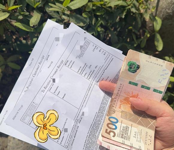 杭州巷口茶摊木质长桌上的皱巴巴跨境代购收据