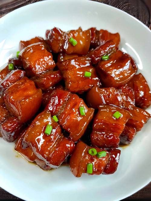 色泽红亮的红烧肉成品