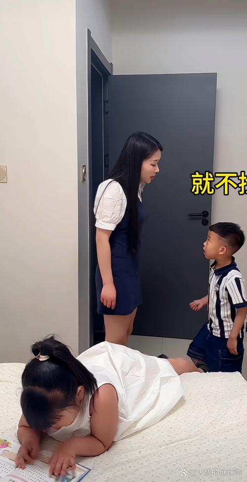 儿童摔倒母亲用拍打地面方式安慰
