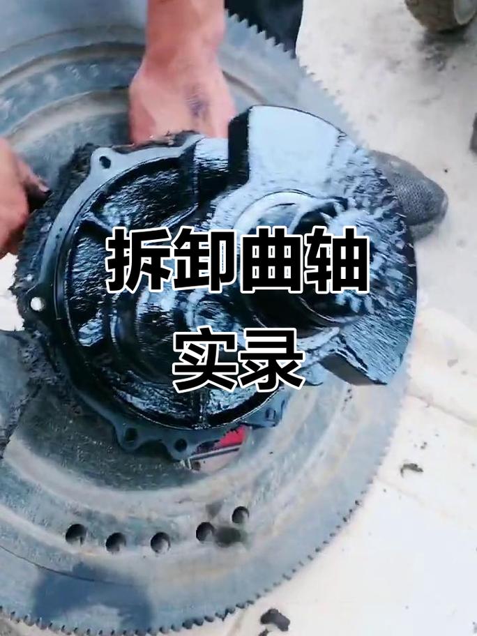 汽车发动机拆解后曲轴实物图