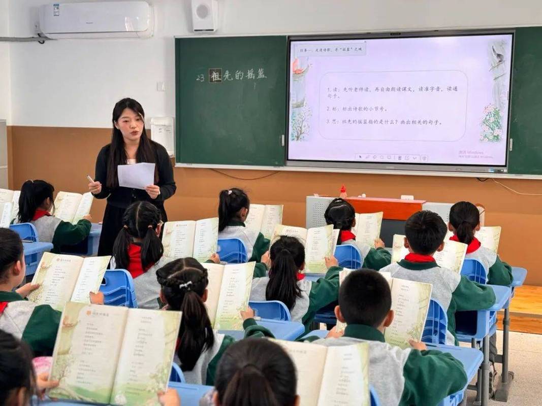 中小学生教室背诵知识点场景