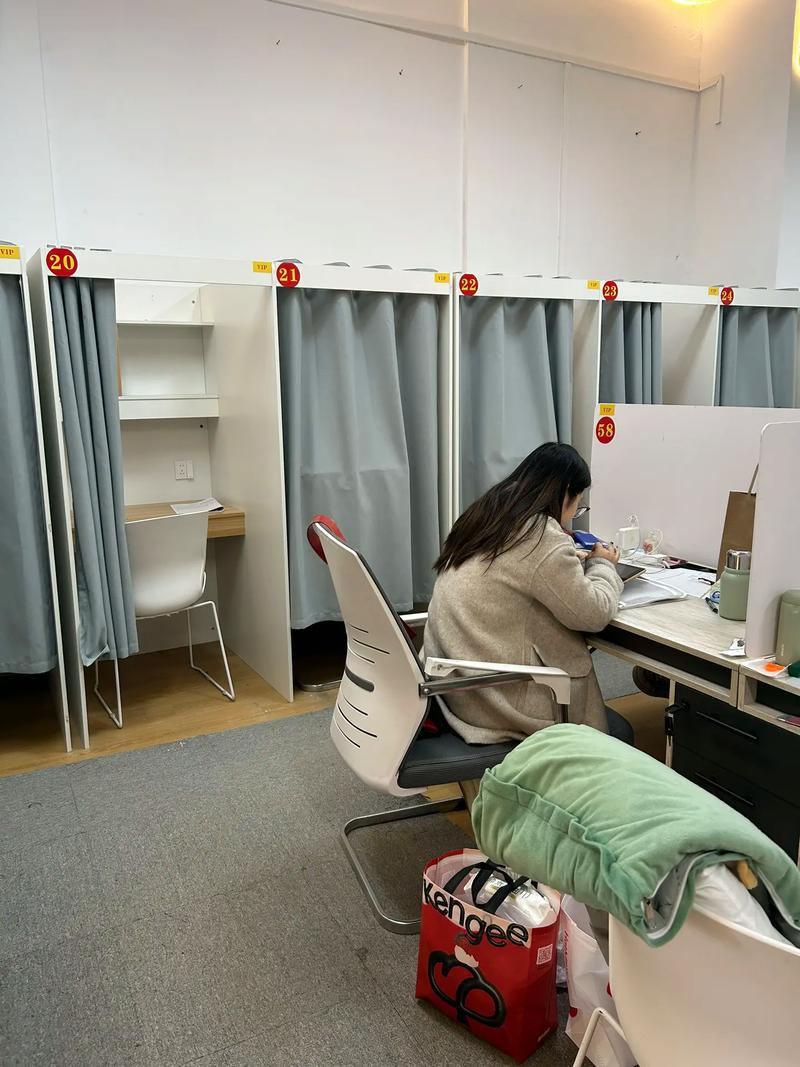 二战考研同学在出租屋学习