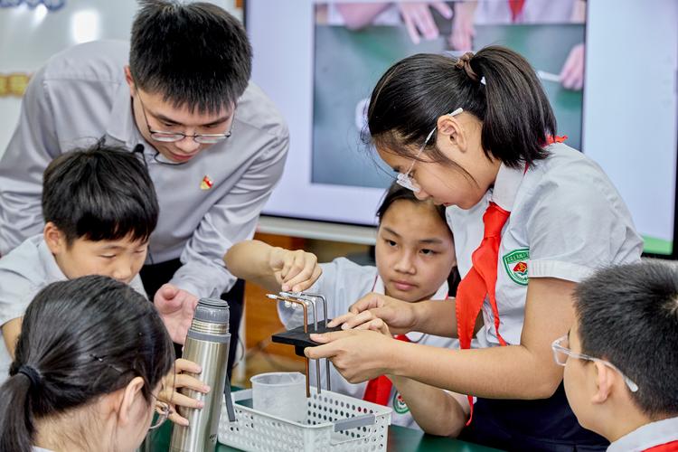 青少年科技馆动手做科学实验课堂图