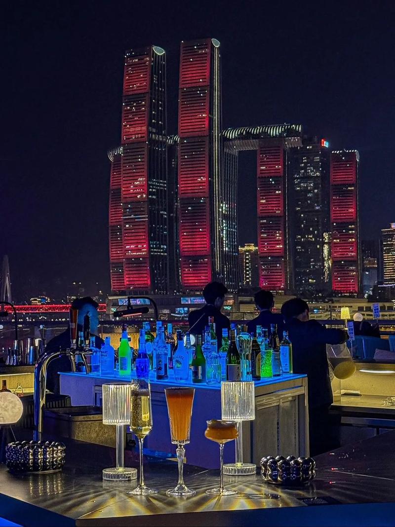 城市夜景屋顶酒吧