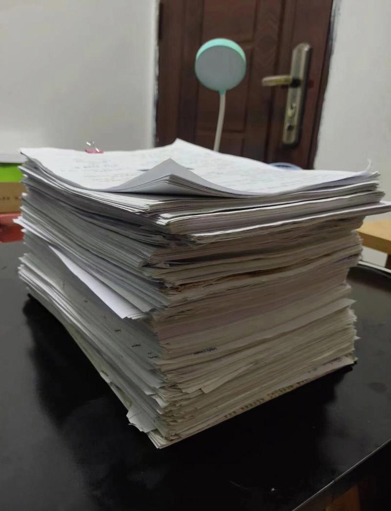 考场内揉成团扔在桌边的考试草稿纸