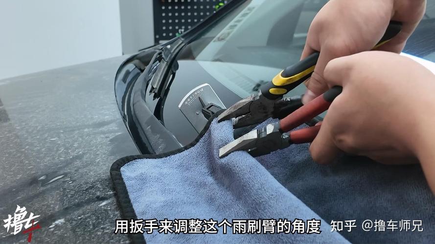 车主徒手检查雨刮臂贴合间隙实拍