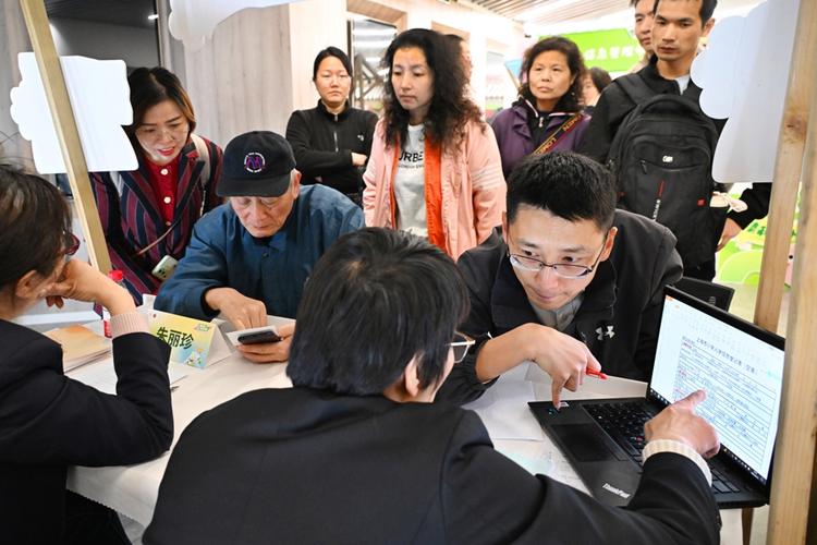 杭州教育局学区房报名咨询现场