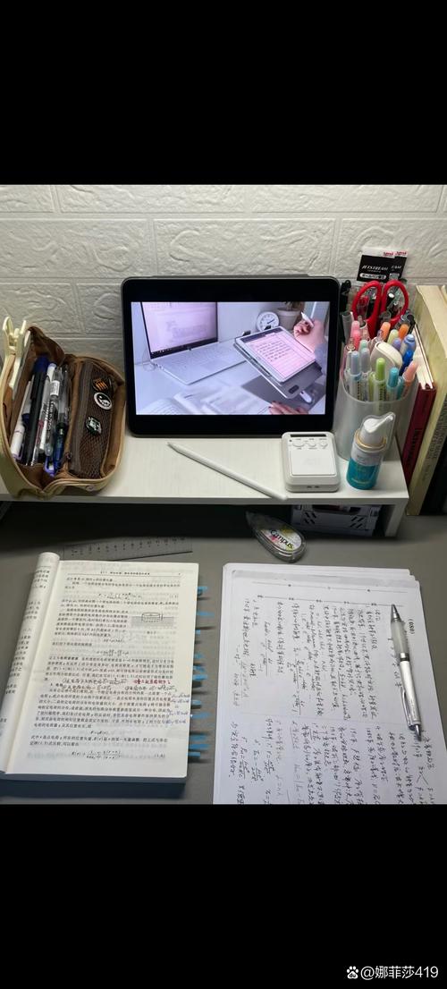 杂乱的工作桌上内容创作者手写笔记和笔记本电脑