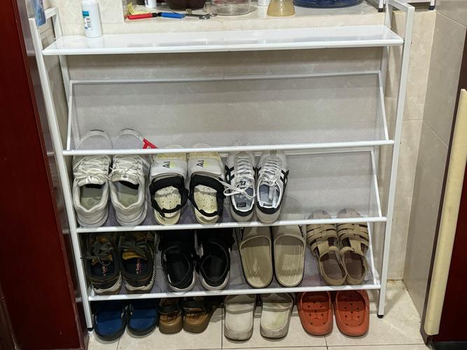 上班族出租屋门口简易鞋架整理实拍