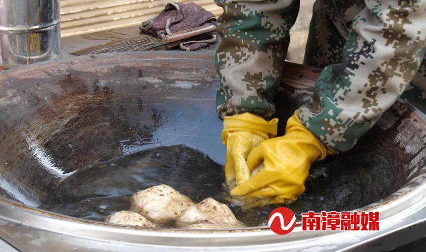 南漳漫云古村山民熬制手工魔芋