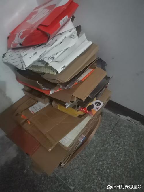 尺寸不合堆在墙角的闲置收纳盒