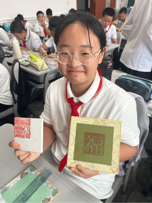 小学生在教室用圆头木刻刀在橡皮上刻小印章的手部特写