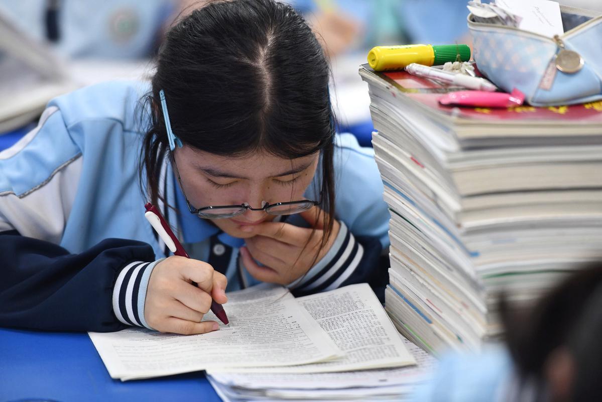 新高考考生备考桌面整理实拍