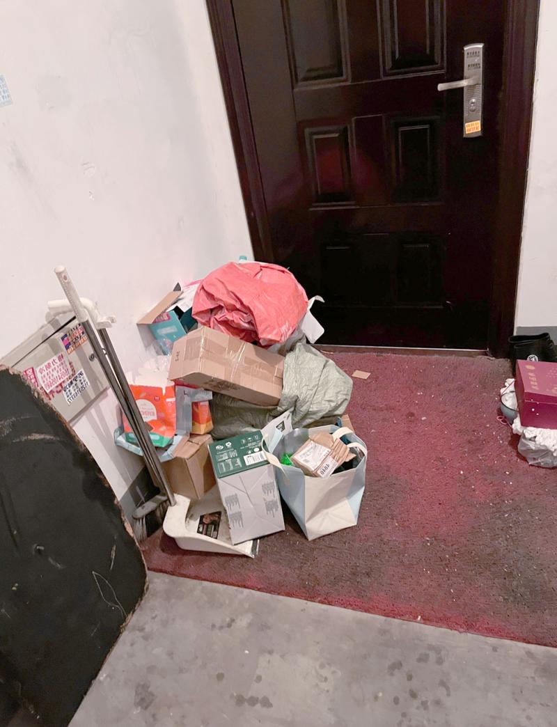 家庭入户门后错误摆放除尘工具实景图