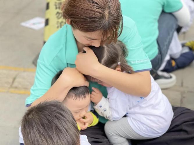 宝妈蹲在小学门口安抚哭着不肯进校园的六岁孩子