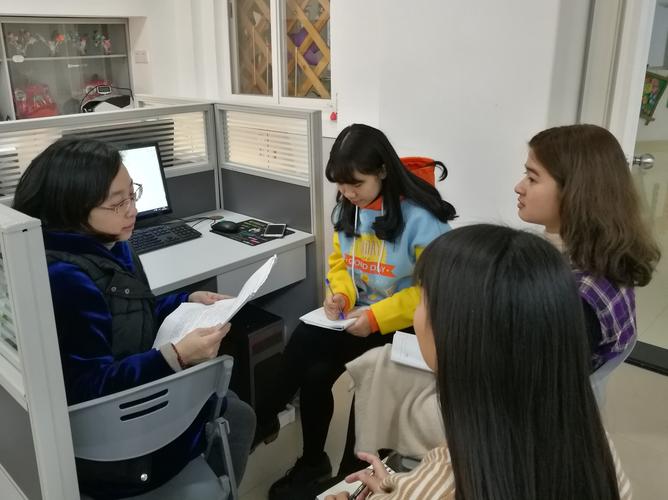 保研面试场景老师拿着学生简历讨论SCI论文