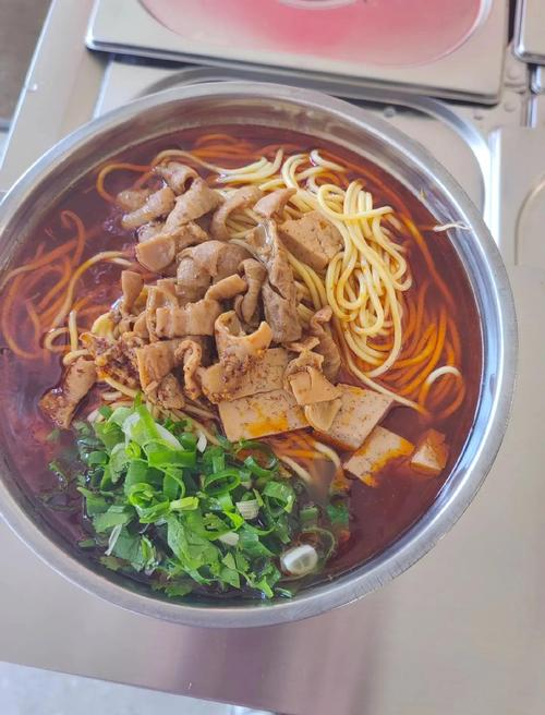 湖北南漳街头现煮牛肉牛杂面
