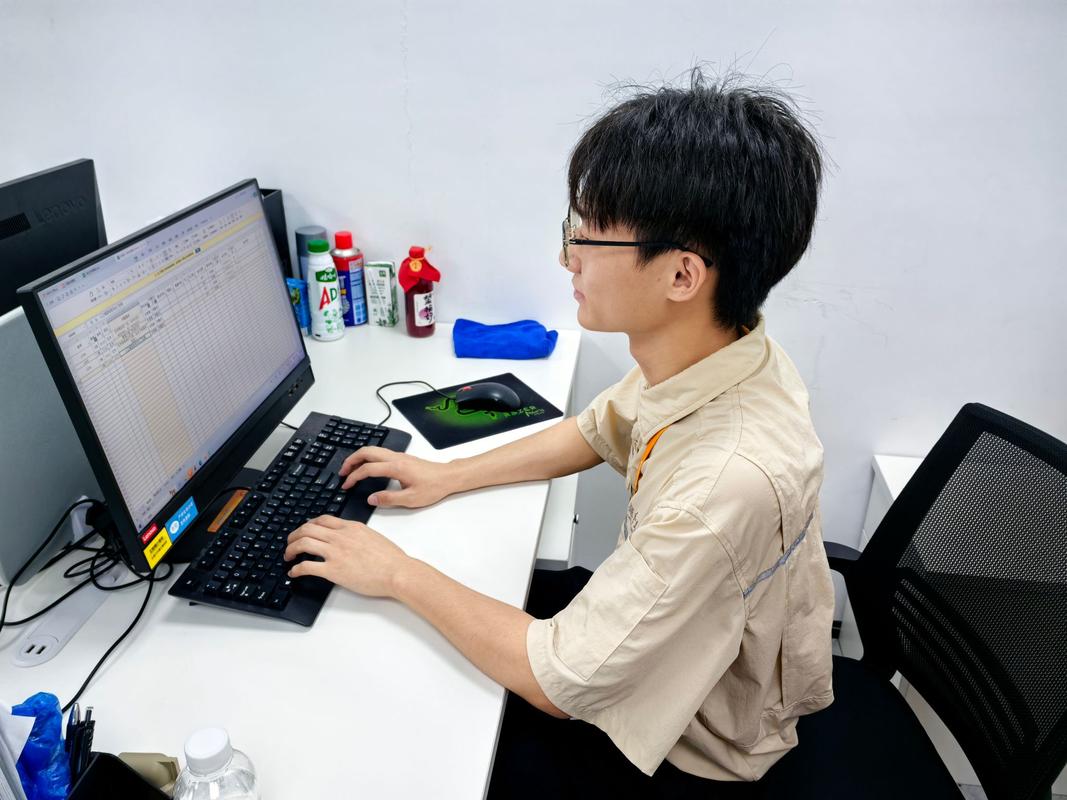 年轻实习生向主管展示笔记本电脑上的工作成果