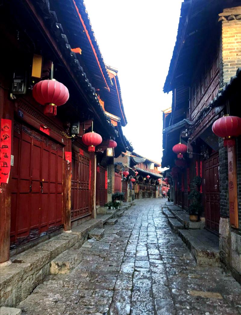 丽江古城清晨无人青石板小巷