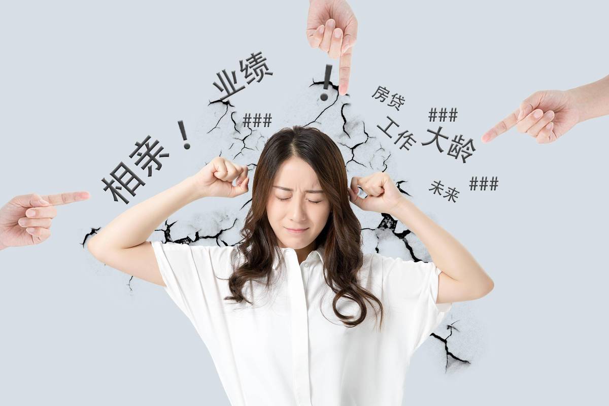 销售新人面对业绩压力焦虑的特写