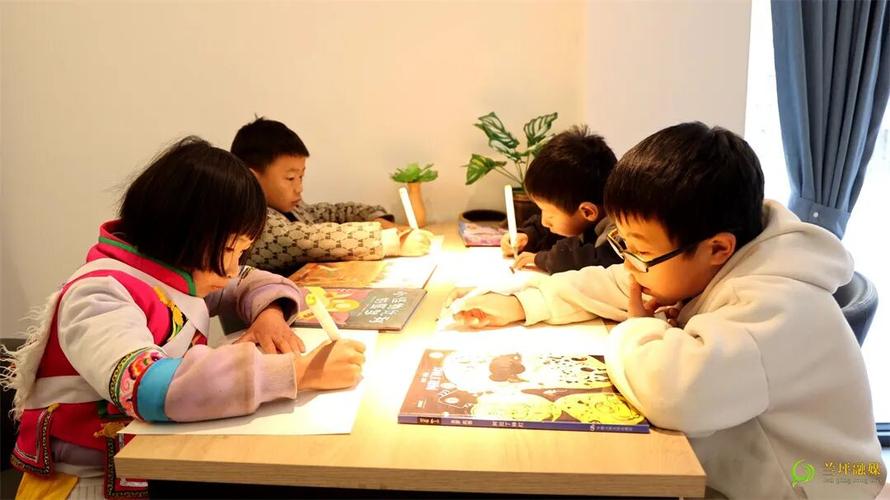 小学课后托管班学生伏案写作业场景
