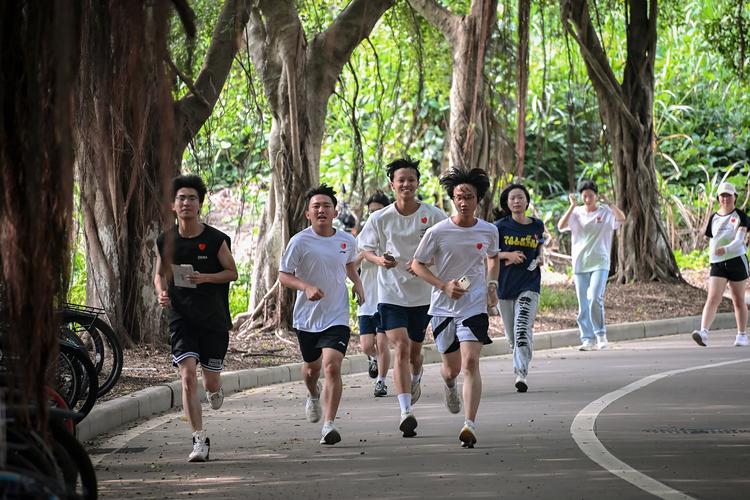 青少年户外慢跑运动场景