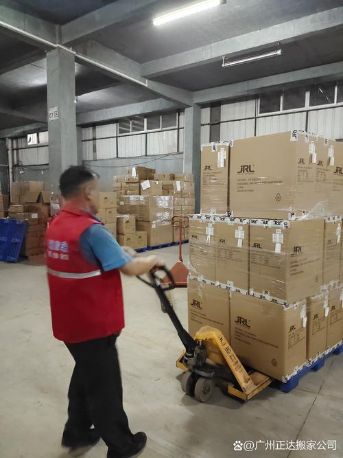 仓库内拣货员推着车在狭窄通道中行走