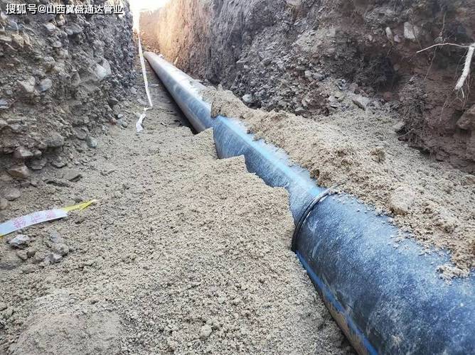 一楼小院地下埋PE管材的施工完回填前实拍