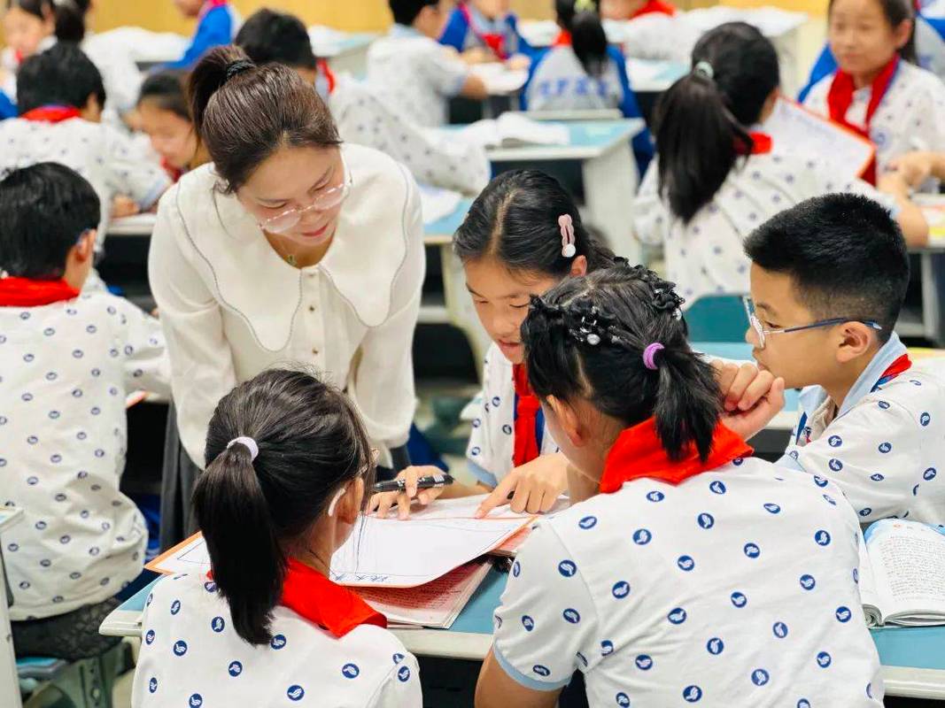 小学课堂过程性评价互动场景