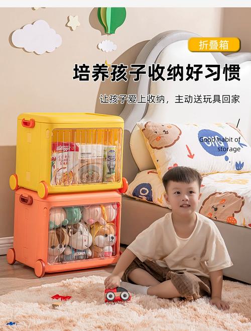 1岁宝宝自己把睡前玩具放进布艺收纳箱