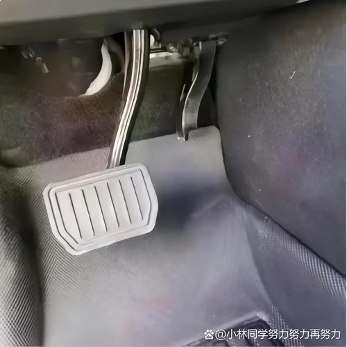 车主手指测试汽车刹车踏板间隙实拍