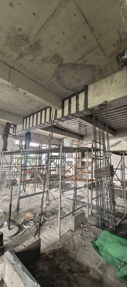 粘钢胶加固梁承载力检测现场