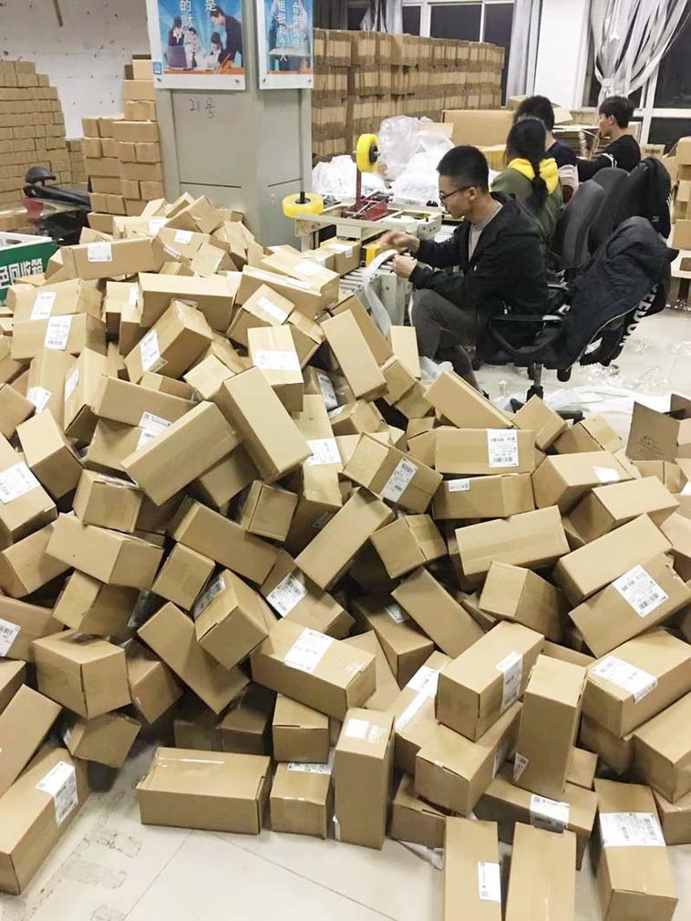 网购商品七天无理由退货快递打包场景