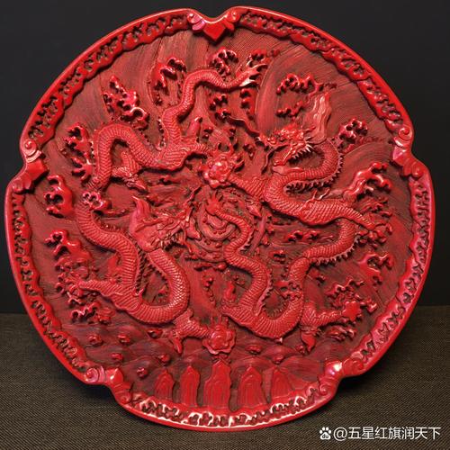 扬州漆器厂老师傅手工打磨剔红茶盘的特写