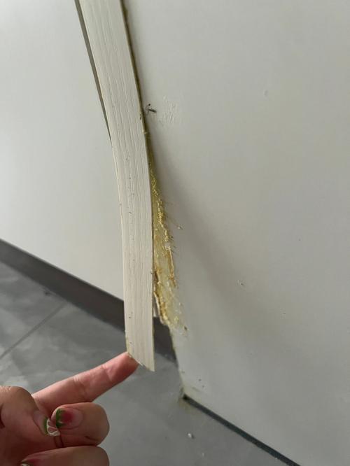 发黄翘边劣质PVC线条装修实拍