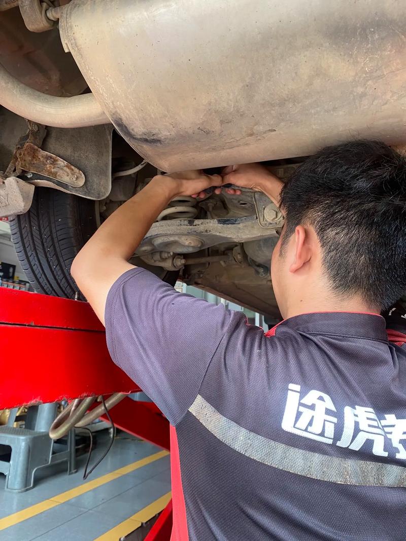 修理厂更换汽车平衡杆胶套操作场景图