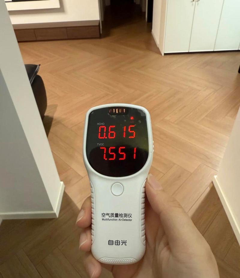手持甲醛检测仪检测窗帘甲醛含量实拍