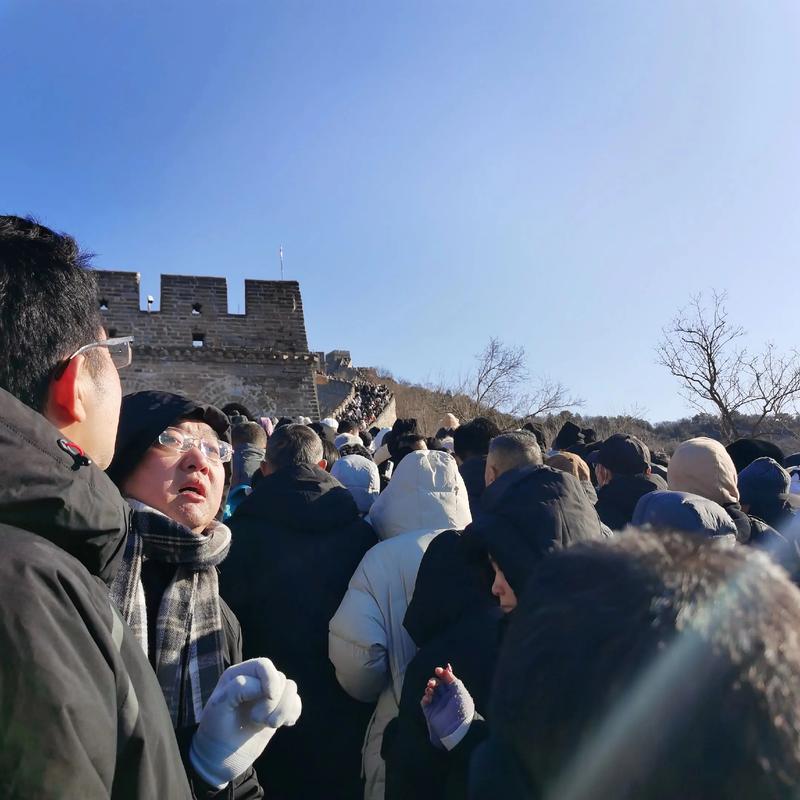 拥挤的八达岭长城上疲惫的老人